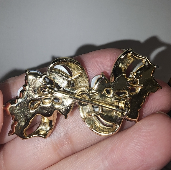 Vintage Two Tone Gray Thermoset and Swirled Goldtone Brooch - Picture 5 of 5